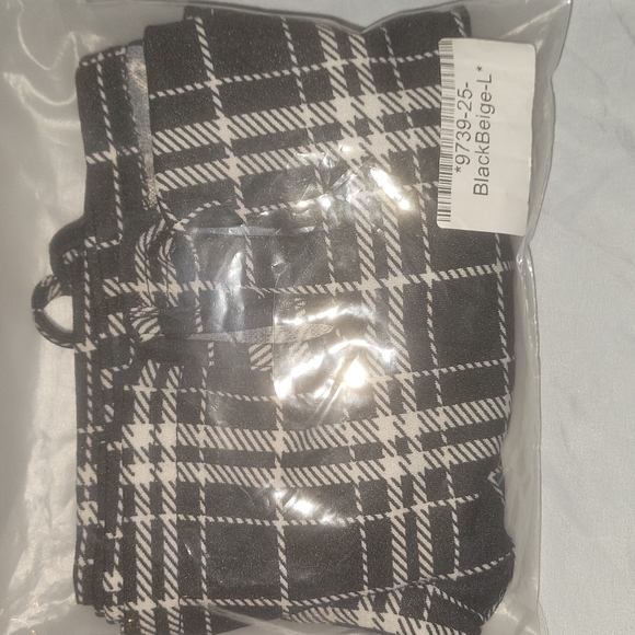 Black and white plaid skirt. (L) - Picture 10 of 10